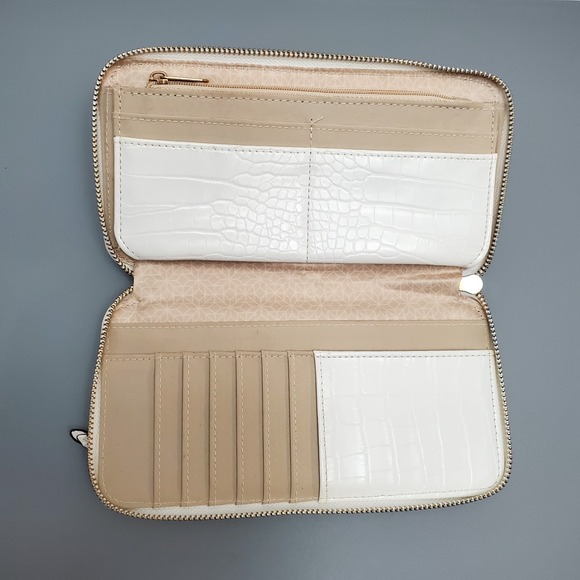 Bi-Fold Zip Around Waller W/Card Holder Multi Compartment - Time & Tru - White - Picture 3 of 3